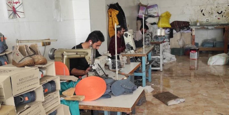 «کار آفرینی» کارگر با ۱۰۰ هزار تومان / اشتغال‌زایی برای ۵۰ نفر با تولید کفش ورزشی درمحروم ترین شهر آذربایجان