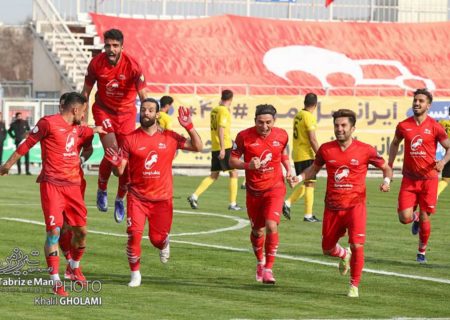 شادی پس از گل بازیکنان تراکتور در مصاف با سپاهان