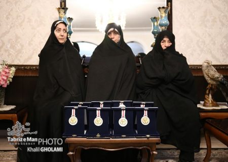 اهدای نشان سرباز صلح آذربایجان به مناديان صلح و دوستي