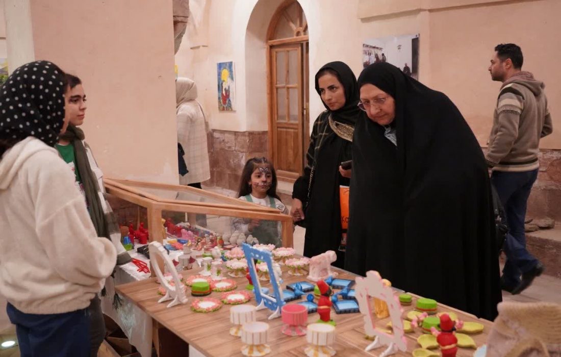 برپایی نمایشگاه توانمدی های صنایع دستی و مشاغل خانگی ارس در حمام تاریخی جلفا