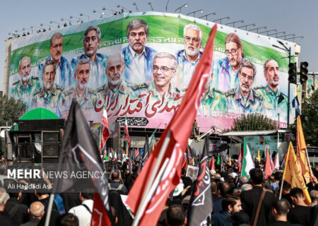 حضور وزیر اقتصاد در مراسم تشییع شهدای اقتدار ایران