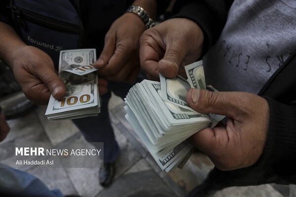 قیمت دلار دولتی اعلام شد؛ کاهش جزئی قیمت‌ها در بازار ارز تجاری