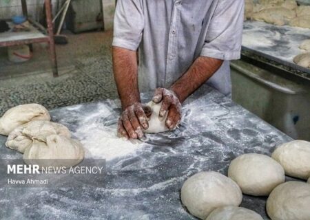 نانوایی‌های سنتی و صنعتی در حال تامین نان مردم؛ کمبود نان نداریم