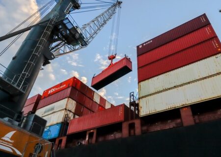 ۵۳ میلیون تن کالا در بنادر کشور طی ۳ ماهه امسال تخلیه‌وبارگیری شد