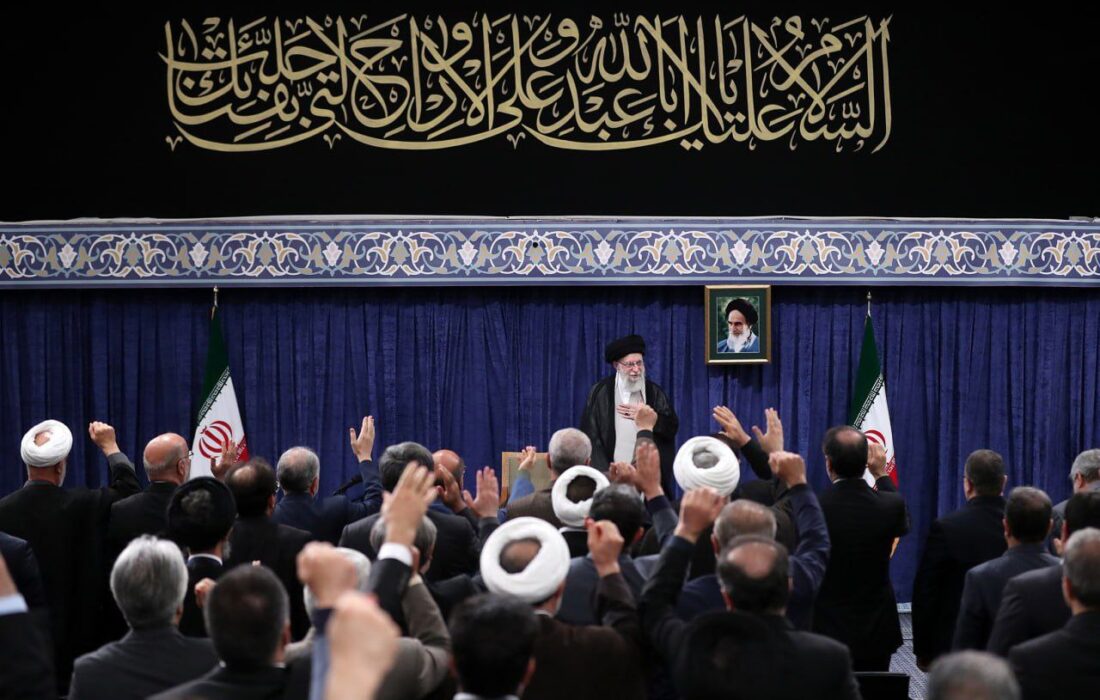 رهبر انقلاب: ملت با جهت‌گیری‌های گوناگون سیاسی و وزن متفاوت مذهبی پای ایران ایستاد