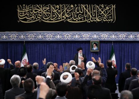 رهبر انقلاب: ملت با جهت‌گیری‌های گوناگون سیاسی و وزن متفاوت مذهبی پای ایران ایستاد
