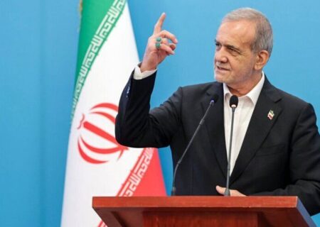 اینکه بروی پشت تریبون و هر چیزی از دهانت در بیاید را بگویی، خیانت به وحدت است / امروز مشکل آب داریم، بعضی‌ها می‌گویند مشکلی نداریم؛ خب شما که می‌دانید بیایید کمک کنید اوضاع را درست کنیم / نباید نسبت به مردم با خشونت و بد اخلاقی رفتار کنیم