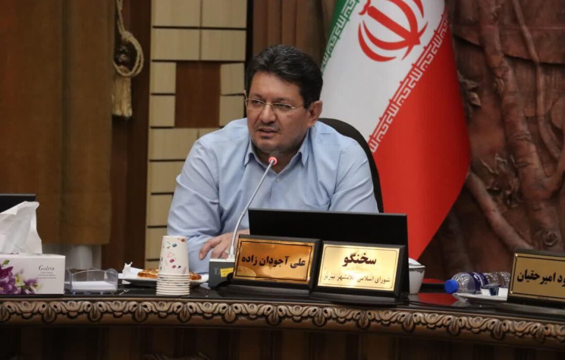 انتقاد آجودان زاده از رفتار تبعیض‌آمیز شهرداری و عدم پاسخگویی به درخواست‌ها
