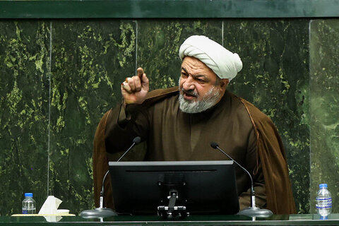 نباید همزمان نرخ ارز را بالا ببریم و برای ساکت کردن مردم به‌ دنبال کالابرگ برویم