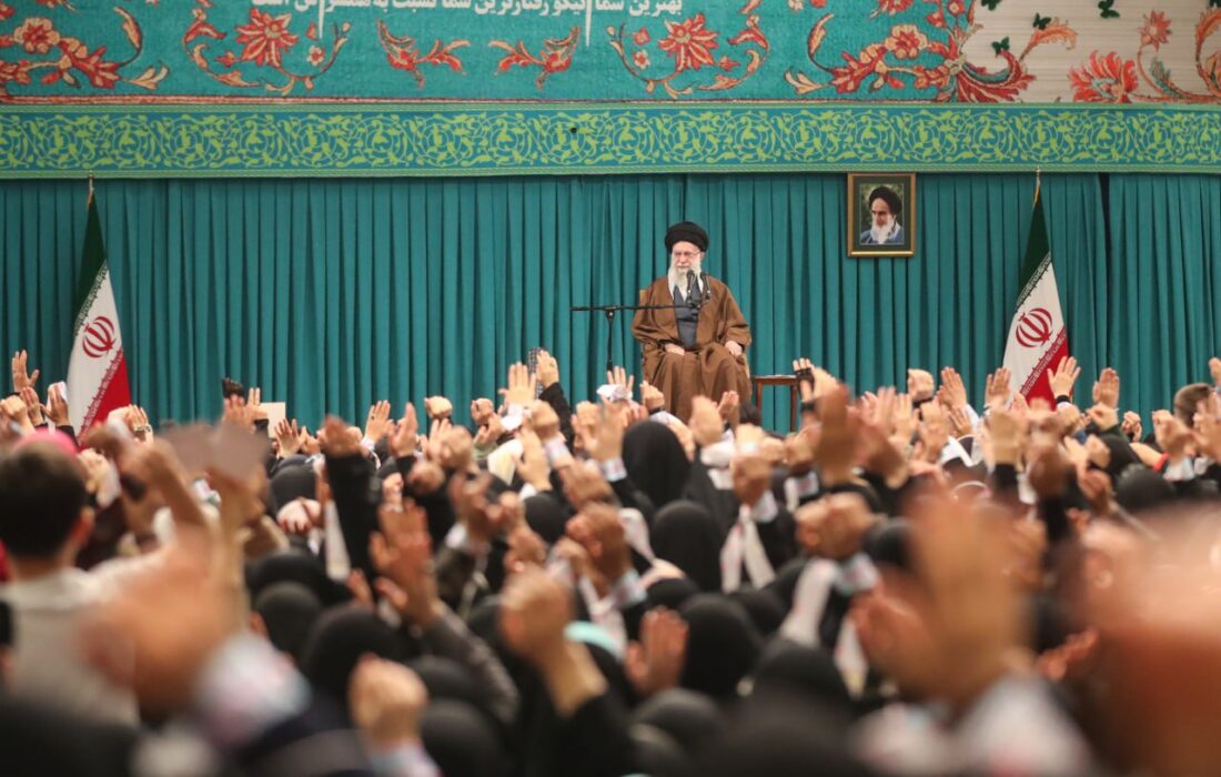 زن، کارگزار خانه نیست، مدیر است