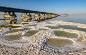 فرگشت دریاچه ارومیه؛ پمپاژ آب، قاتل خاموش بزرگ‌ترین دریاچه شور ایران/ چهار برابر حجم دریاچه، آب زیرزمینی پمپاژ می‌شود