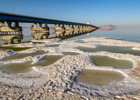 فرگشت دریاچه ارومیه؛ پمپاژ آب، قاتل خاموش بزرگ‌ترین دریاچه شور ایران/ چهار برابر حجم دریاچه، آب زیرزمینی پمپاژ می‌شود