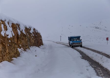 تردد در بیشتر محورهای آذربایجان شرقی بدون زنجیر چرخ امکان‌پذیر نیست