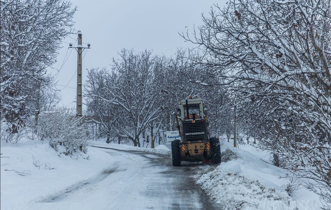 برف و کولاک راه ارتباطی ۱۵۰۰ روستای آذربایجان‌شرقی را بست