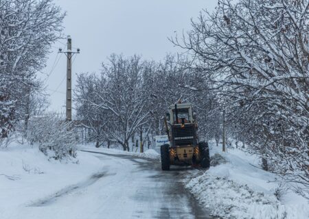 برف و کولاک راه ارتباطی ۱۵۰۰ روستای آذربایجان‌شرقی را بست