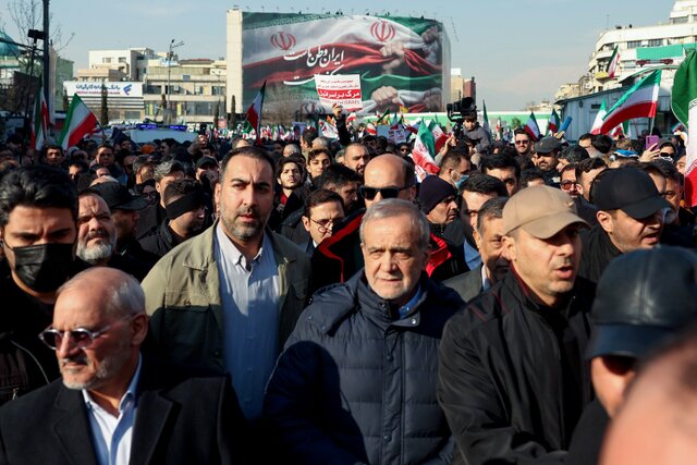 حضور پزشکیان در جمع راهپیمایان تهرانی