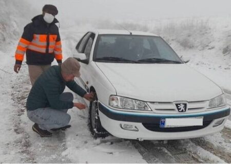 بارش سنگین برف در محورهای آذربایجان‌شرقی | تردد بدون زنجیر چرخ امکان‌پذیر نیست